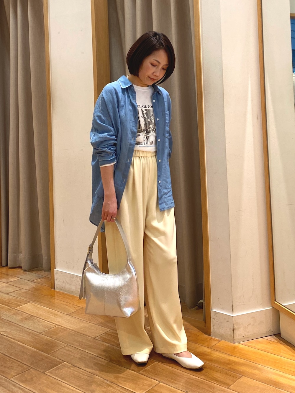 イエロー系のその他パンツ、ホワイト系のTシャツ/カットソー、ブルー系のシャツ/ブラウスを着用したレディースの春コーディネートの2枚目の写真