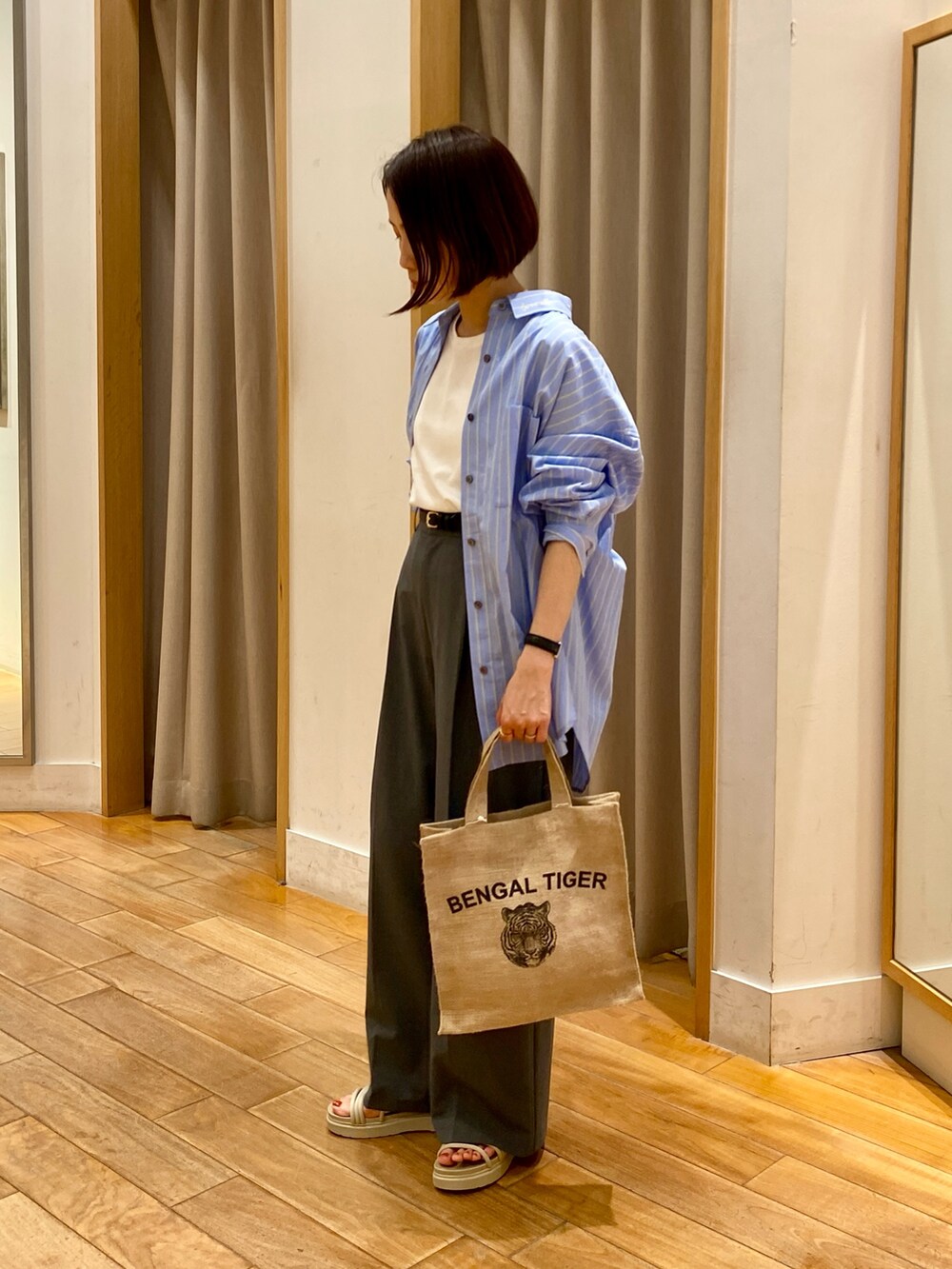 グレー系のスラックス、ホワイト系のタンクトップ、ブルー系のシャツ/ブラウスを着用したレディースの夏コーディネートの3枚目の写真