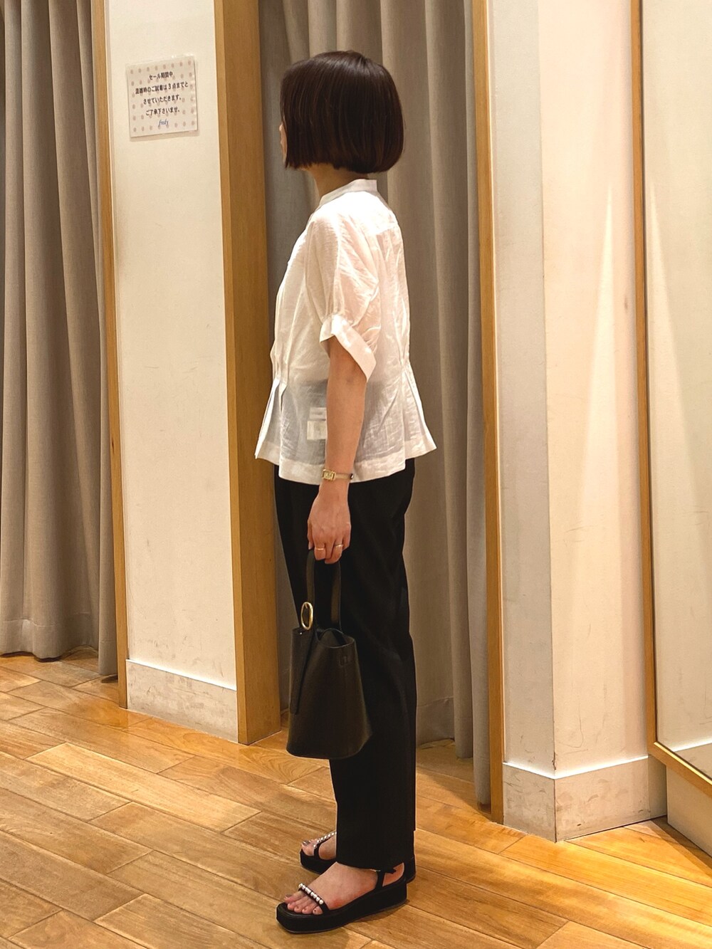 ホワイト系のシャツ/ブラウス、ブラック系のその他パンツ、ブラック系のショルダーバッグを着用したレディースの夏コーディネートの5枚目の写真