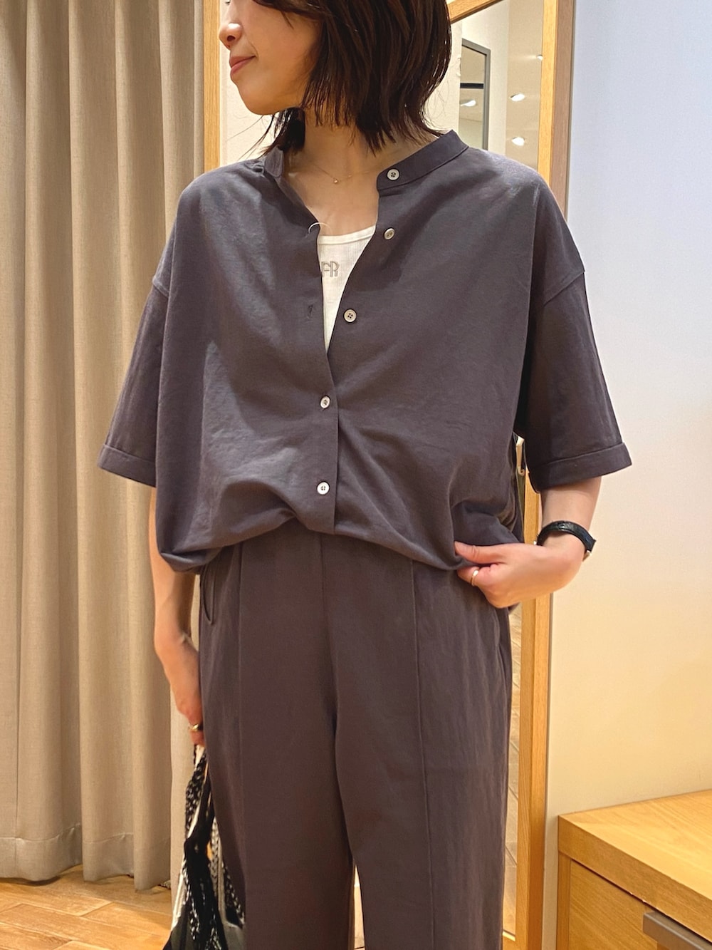 グレー系のその他パンツ、ホワイト系のトートバッグ、グレー系のシャツ/ブラウスを着用したレディースの夏コーディネートの3枚目の写真