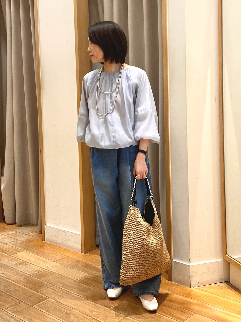 ブルー系のデニムパンツ、ブルー系のシャツ/ブラウス、シルバー系のネックレスを着用したレディースの春コーディネートの2枚目の写真