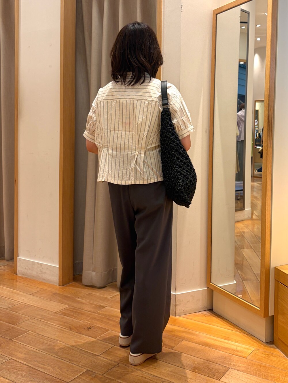 グレー系のその他パンツ、ホワイト系のシャツ/ブラウス、ブラック系のショルダーバッグを着用したレディースの夏コーディネートの8枚目の写真