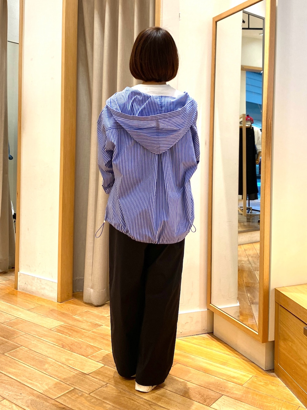 ホワイト系のトートバッグ、ブルー系のシャツ/ブラウス、ホワイト系のTシャツ/カットソーを着用したレディースの春コーディネートの7枚目の写真