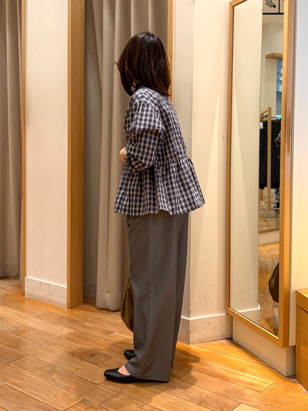 ブラック系のシャツ/ブラウス、ホワイト系のキャミソール、グレー系のその他パンツを着用したレディースの夏コーディネートの4枚目の写真