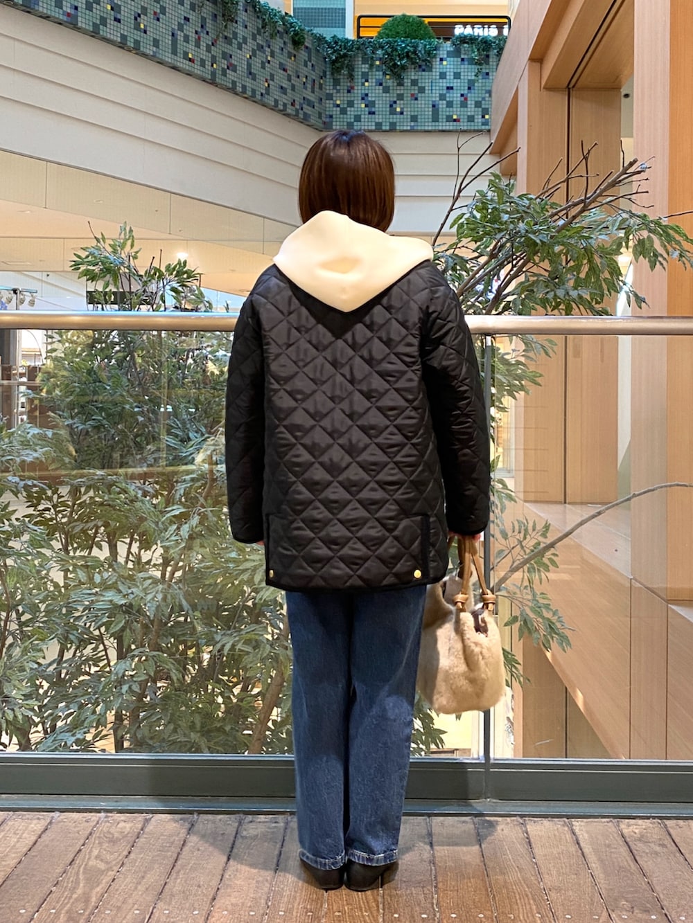 ホワイト系のスウェット、ブラック系のブルゾン、ブラック系のその他トップスを着用したレディースの冬コーディネートの6枚目の写真