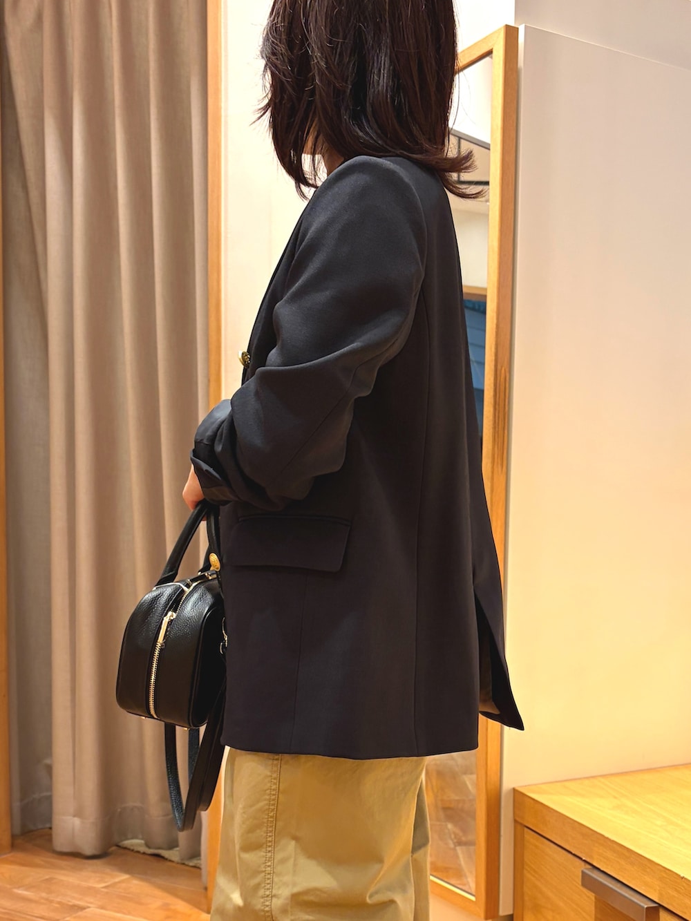 ベージュ系のその他パンツ、ブルー系のテーラードジャケット、ホワイト系のTシャツ/カットソーを着用したレディースの秋コーディネートの4枚目の写真