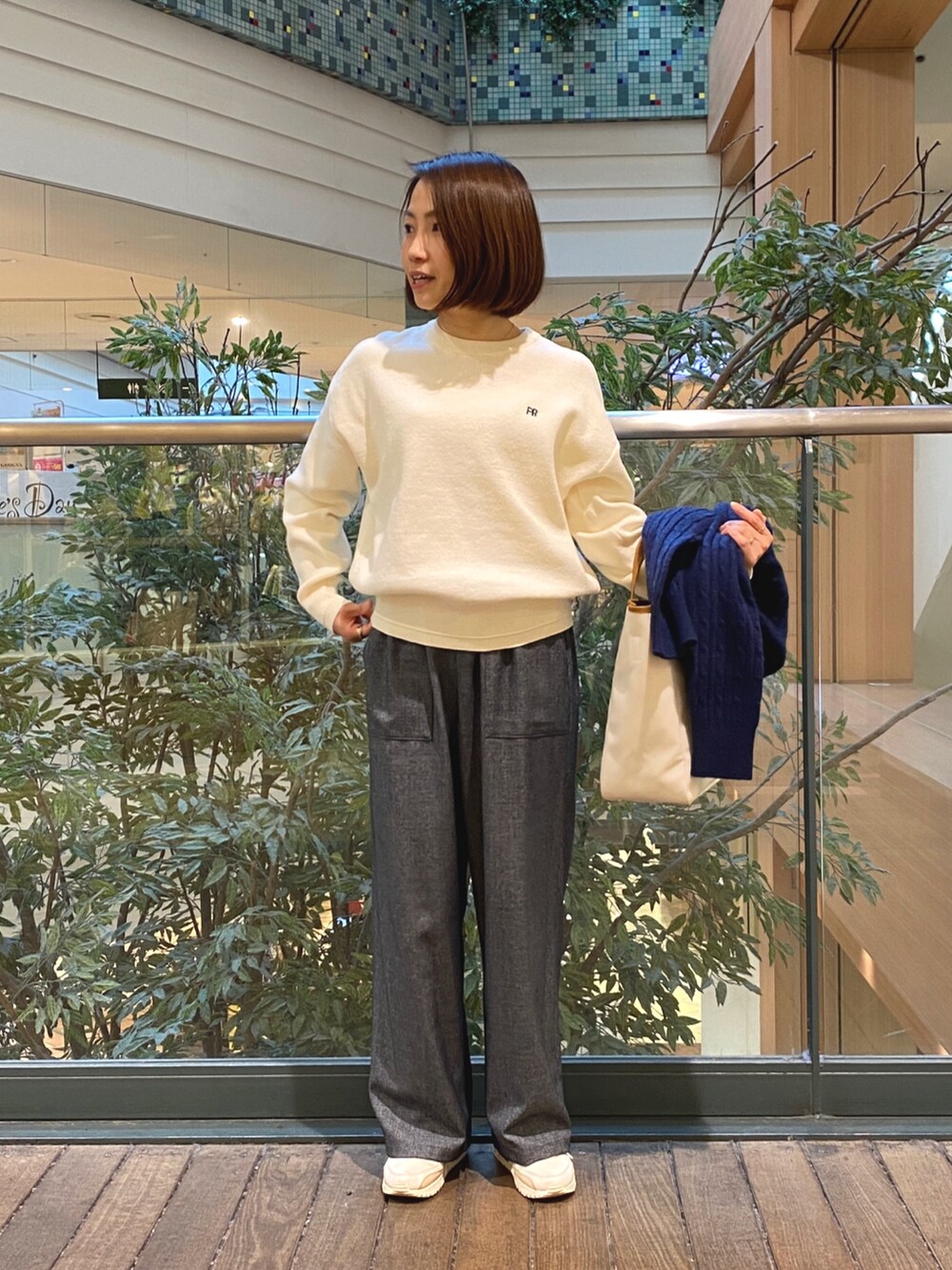 ホワイト系のニット/セーター、ブルー系のニット/セーター、イエロー系のショルダーバッグを着用したレディースの冬コーディネートの6枚目の写真