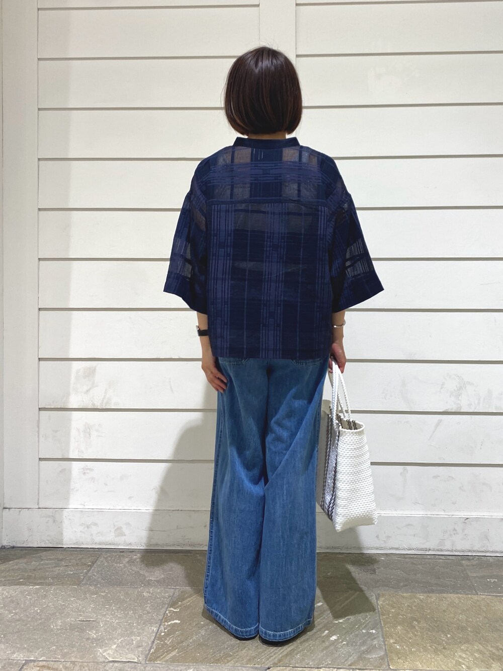ブルー系のデニムパンツ、ブルー系のシャツ/ブラウス、ホワイト系のタンクトップを着用したレディースの夏コーディネートの5枚目の写真