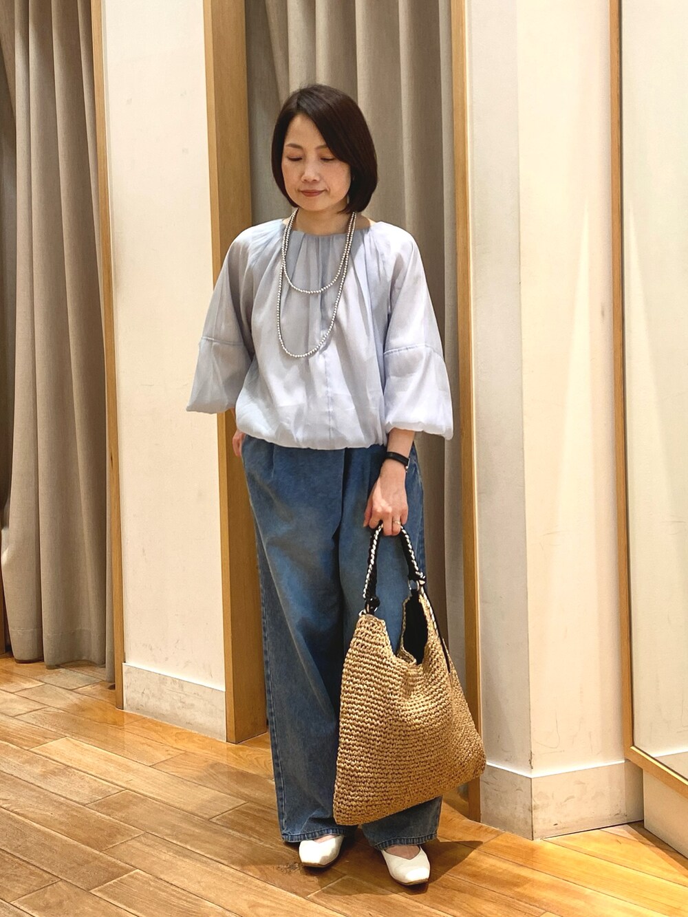 ブルー系のデニムパンツ、ブルー系のシャツ/ブラウス、シルバー系のネックレスを着用したレディースの春コーディネートの4枚目の写真