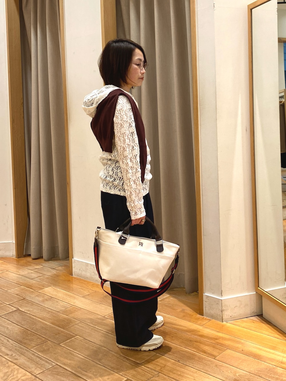 ホワイト系のTシャツ/カットソー、ホワイト系のショルダーバッグを着用したレディースの春コーディネートの4枚目の写真