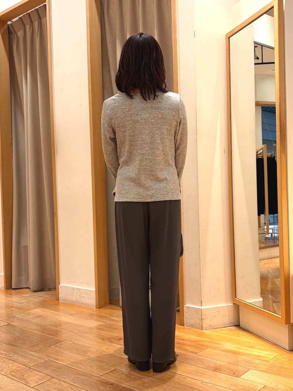 グレー系のTシャツ/カットソー、グレー系のその他パンツ、ブラック系のボストンバッグを着用したレディースの秋コーディネートの9枚目の写真