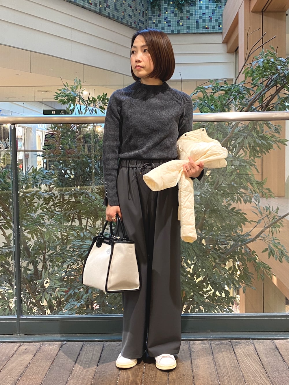 グレー系のその他トップス、ホワイト系のダウンジャケット/コート、グレー系のその他パンツを着用したレディースの冬コーディネートの6枚目の写真