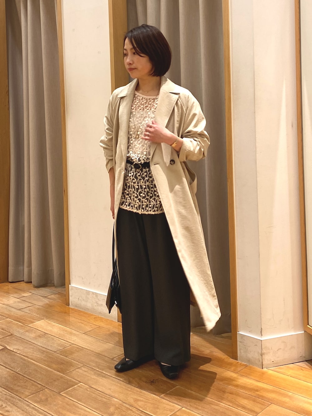 ホワイト系のシャツ/ブラウス、ベージュ系のトレンチコート、グレー系のその他パンツを着用したレディースの春コーディネートの3枚目の写真