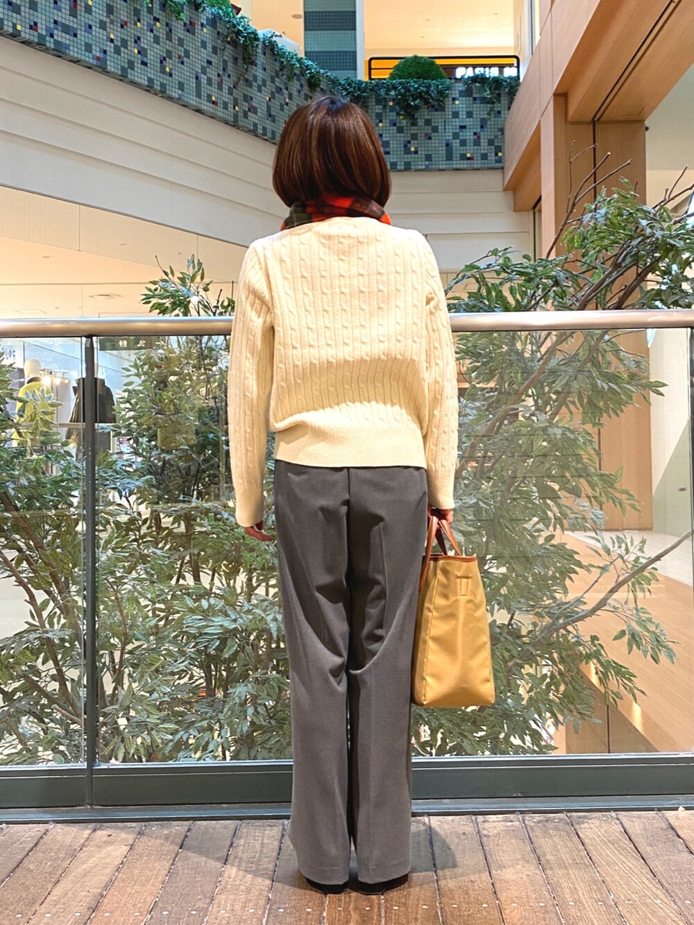 ホワイト系のニット/セーター、グレー系のその他パンツ、イエロー系のショルダーバッグを着用したレディースの秋コーディネートの6枚目の写真