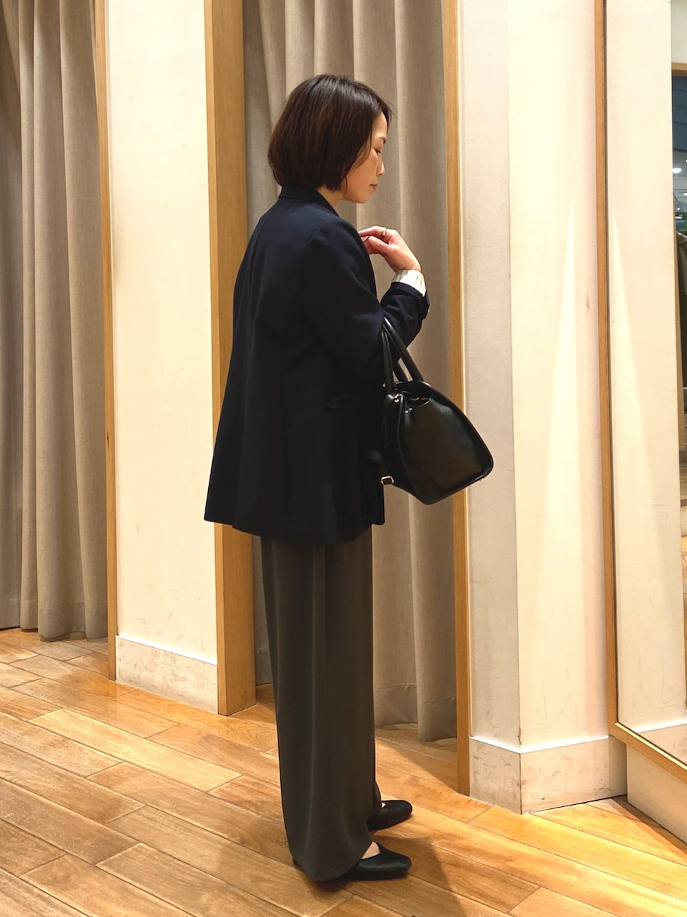 グレー系のその他パンツ、ブラック系のショルダーバッグ、ホワイト系のシャツ/ブラウスを着用したレディースの春コーディネートの5枚目の写真