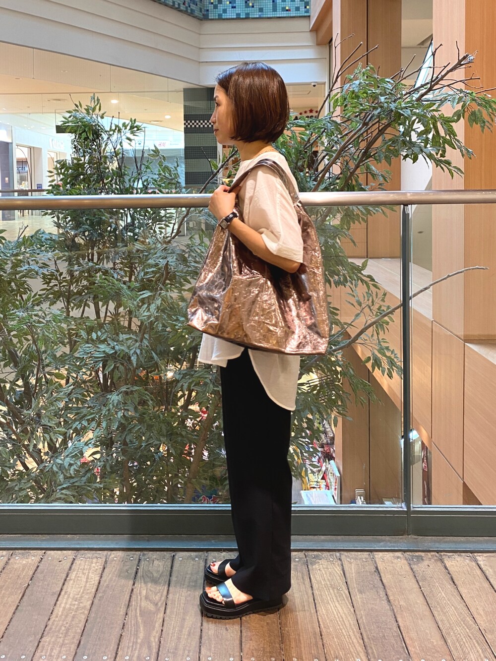 ホワイト系のシャツ/ブラウス、ブラック系のその他パンツ、シルバー系のトートバッグを着用したレディースの夏コーディネートの4枚目の写真