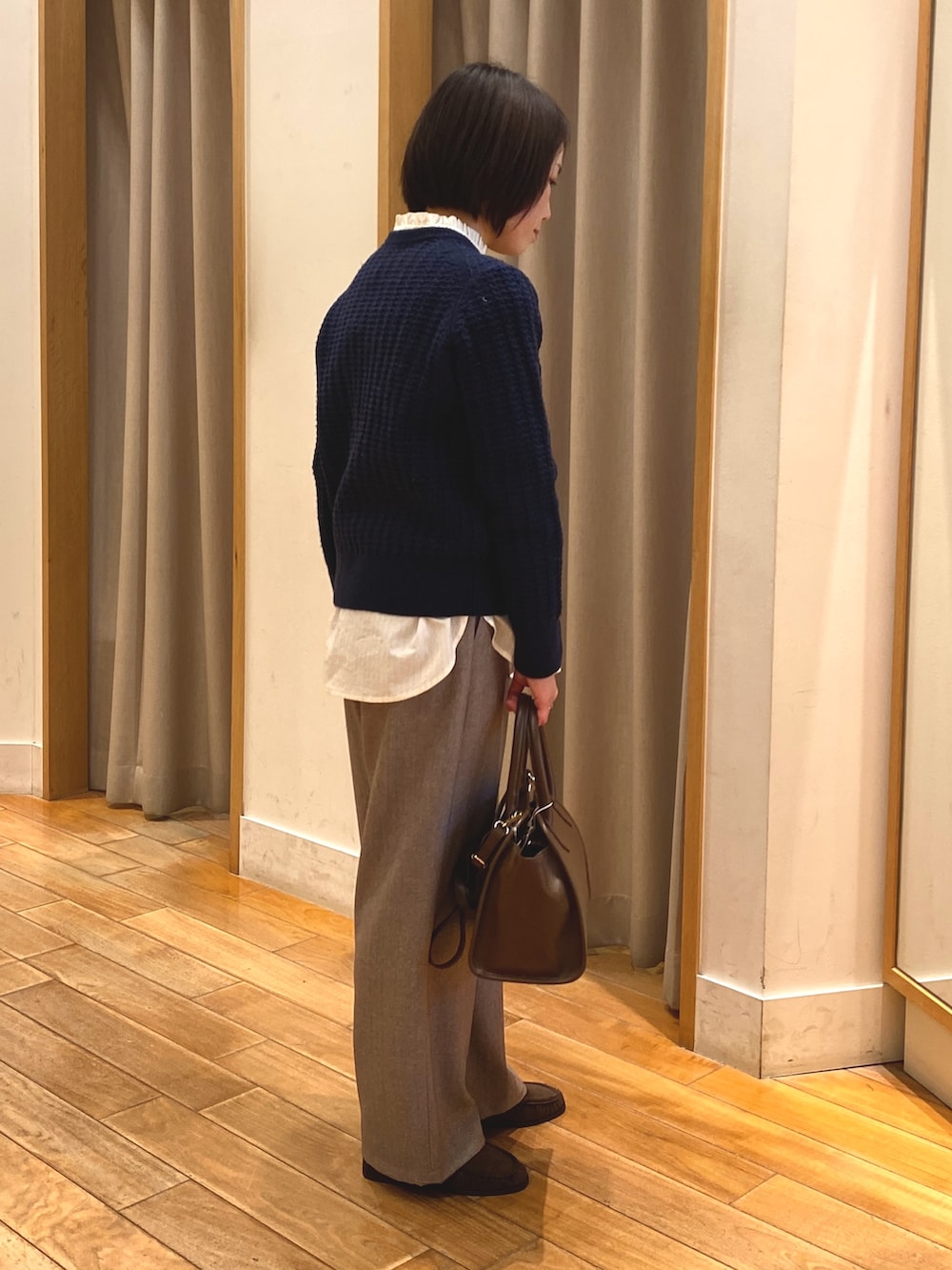 ベージュ系のその他パンツ、ホワイト系のシャツ/ブラウス、ブルー系のニット/セーターを着用したレディースの冬コーディネートの4枚目の写真