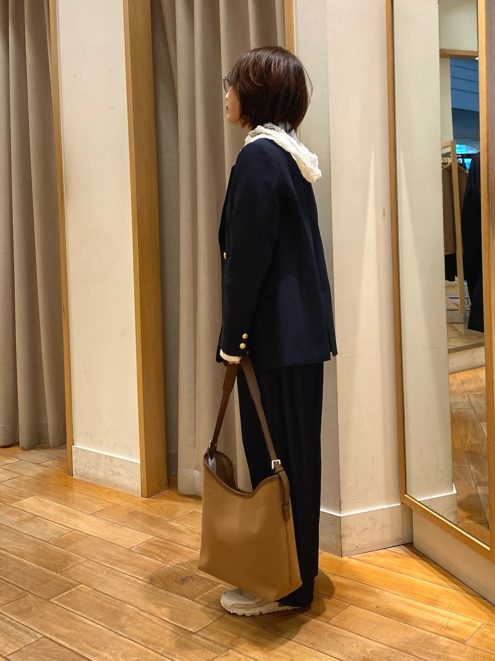 ブラウン系のショルダーバッグ、ホワイト系のTシャツ/カットソー、ブルー系のテーラードジャケットを着用したレディースの春コーディネートの7枚目の写真