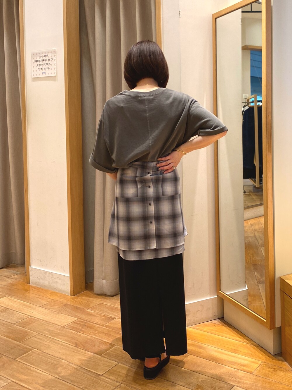 グレー系のシャツ/ブラウス、ブラック系のスカート、ブラック系のショルダーバッグを着用したレディースの夏コーディネートの7枚目の写真
