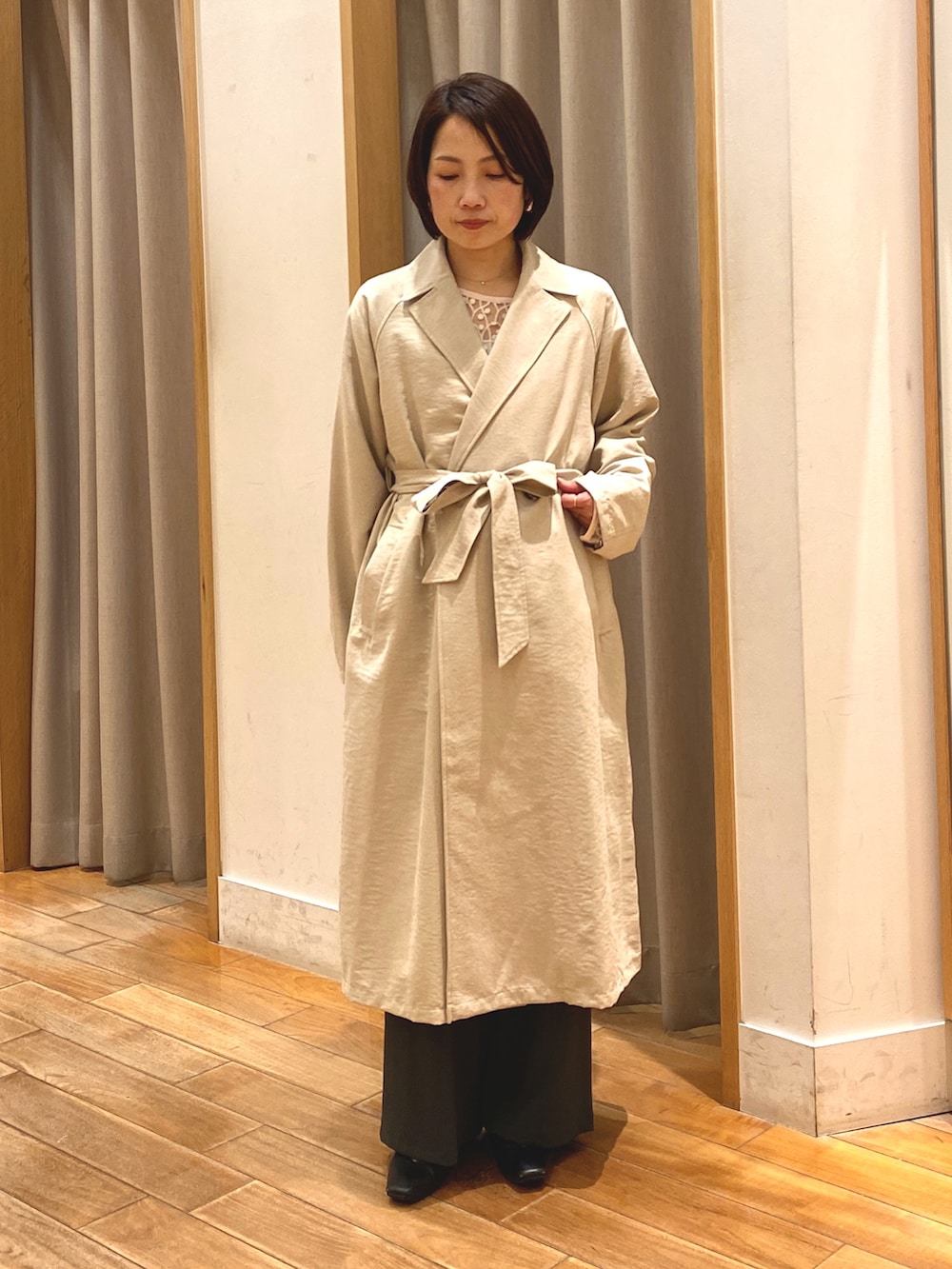 ホワイト系のシャツ/ブラウス、ベージュ系のトレンチコート、グレー系のその他パンツを着用したレディースの春コーディネートの4枚目の写真