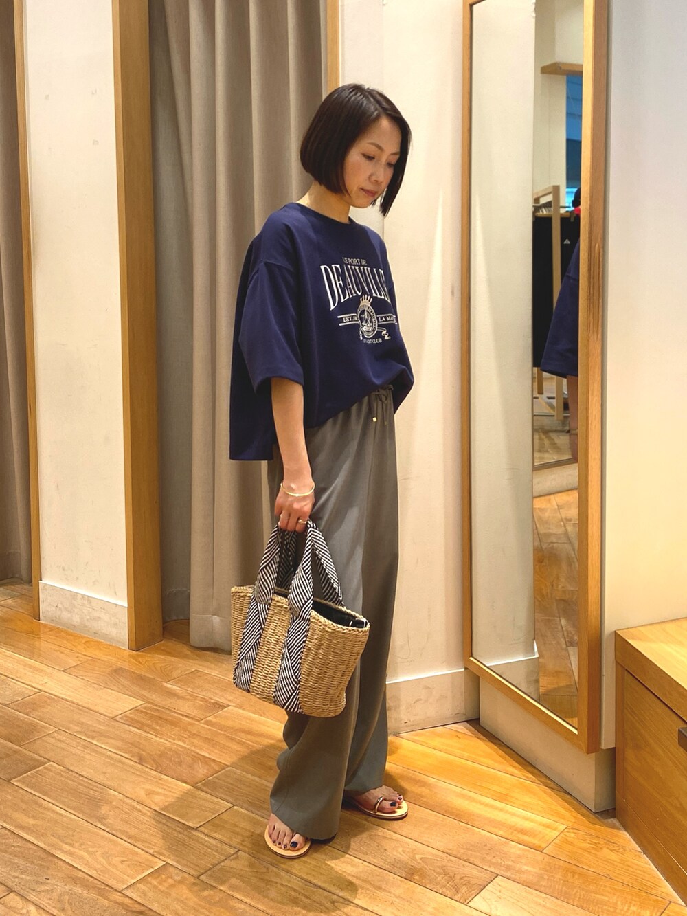 ブルー系のTシャツ/カットソー、ベージュ系のかごバッグ、グレー系のその他パンツを着用したレディースの春コーディネートの8枚目の写真