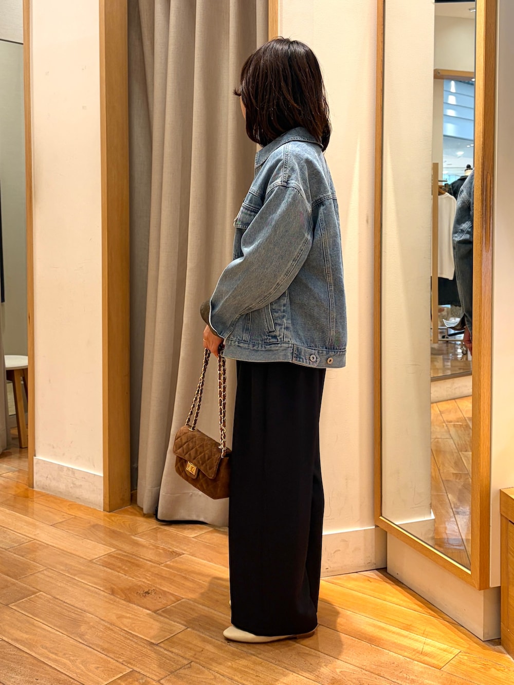 ブラック系のその他パンツ、ブルー系のデニムジャケット、ブラウン系のニット/セーターを着用したレディースの夏コーディネートの5枚目の写真
