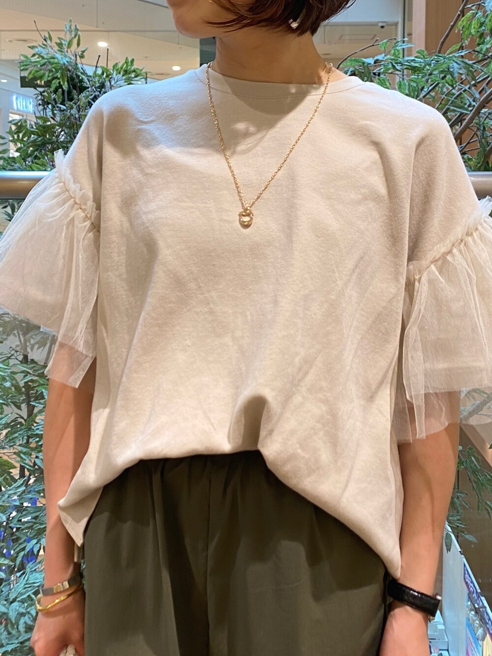 ベージュ系のTシャツ/カットソー、グリーン系のその他パンツ、ゴールド系のネックレスを着用したレディースの夏コーディネートの5枚目の写真