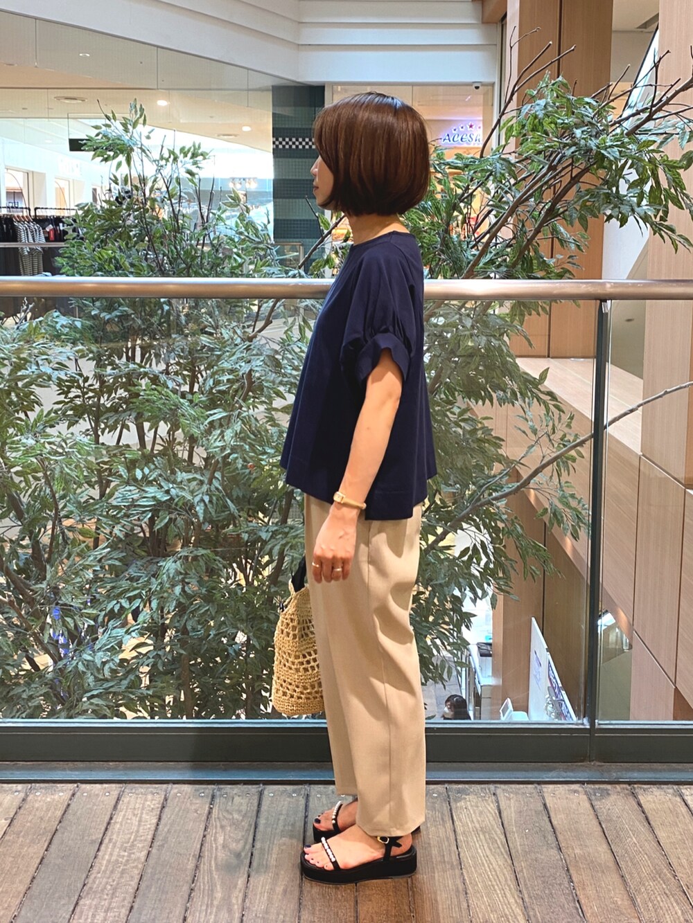 ブルー系のTシャツ/カットソー、ベージュ系のかごバッグ、ベージュ系のその他パンツを着用したレディースの夏コーディネートの5枚目の写真