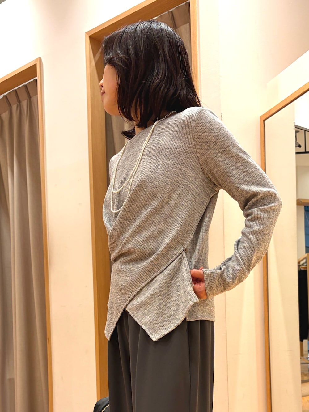 グレー系のTシャツ/カットソー、グレー系のその他パンツ、ブラック系のボストンバッグを着用したレディースの秋コーディネートの4枚目の写真