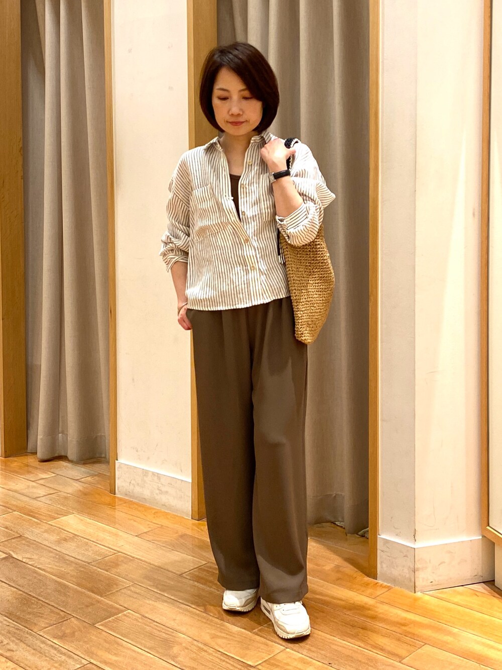 ブラウン系のその他パンツ、ベージュ系のトートバッグ、ベージュ系のシャツ/ブラウスを着用したレディースの春コーディネートの5枚目の写真