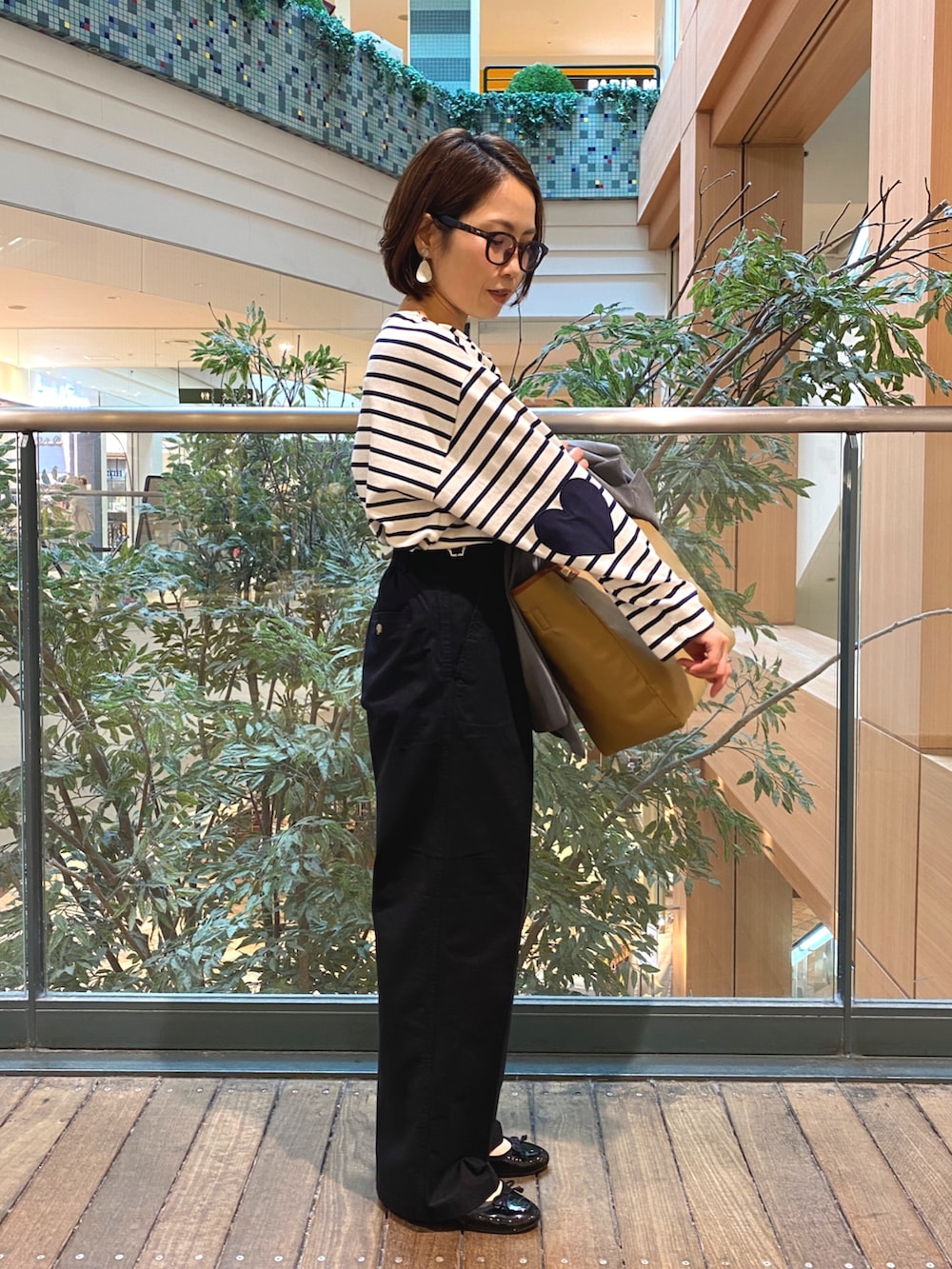 グレー系のテーラードジャケット、ホワイト系のTシャツ/カットソー、ブラック系のチノパンツを着用したレディースの秋コーディネートの5枚目の写真