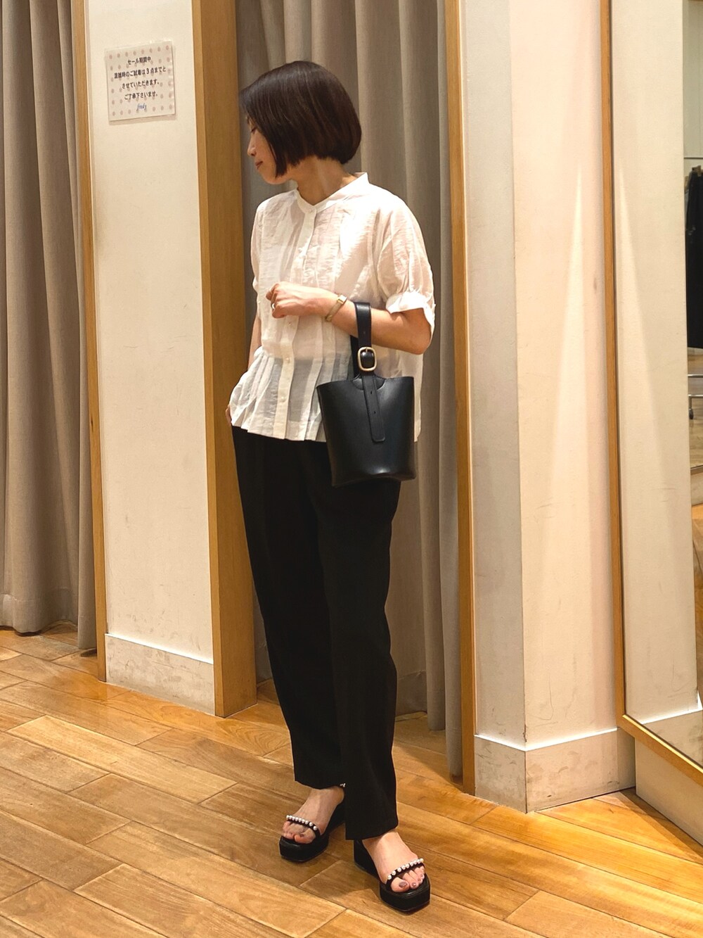 ホワイト系のシャツ/ブラウス、ブラック系のその他パンツ、ブラック系のショルダーバッグを着用したレディースの夏コーディネートの2枚目の写真