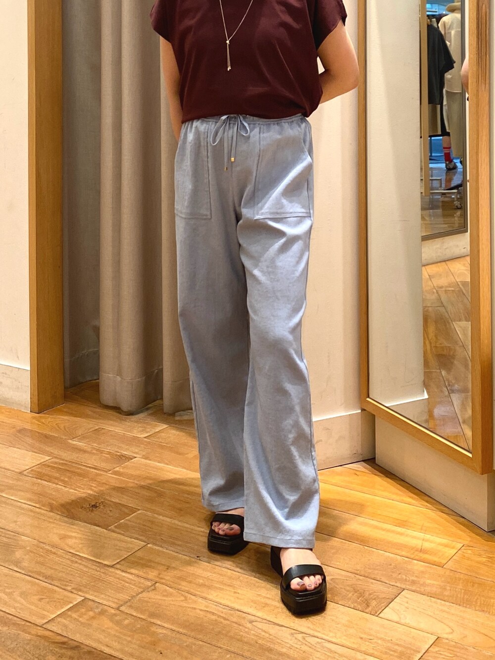 ブラウン系のTシャツ/カットソー、ブラック系のショルダーバッグ、ゴールド系のネックレスを着用したレディースの夏コーディネートの8枚目の写真