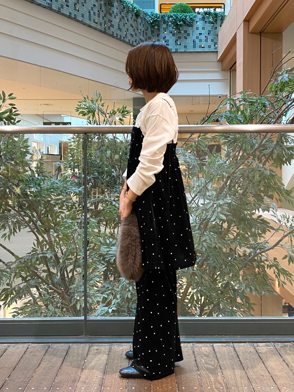 ブラック系のキャミソール、ホワイト系のTシャツ/カットソー、グレー系のハンドバッグを着用したレディースの秋コーディネートの4枚目の写真