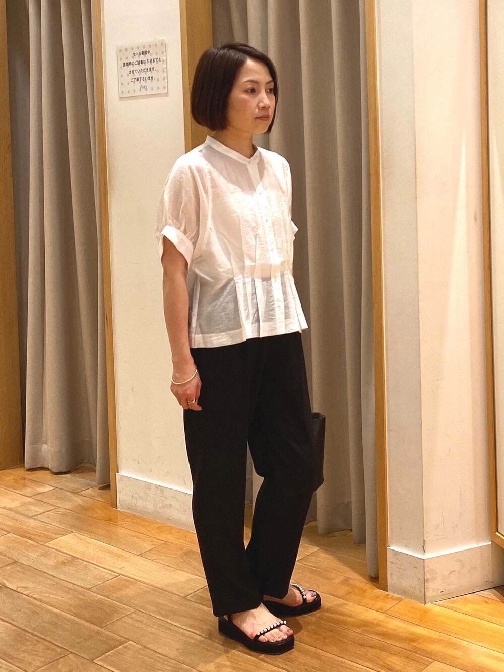 ホワイト系のシャツ/ブラウス、ブラック系のその他パンツ、ブラック系のショルダーバッグを着用したレディースの夏コーディネートの3枚目の写真