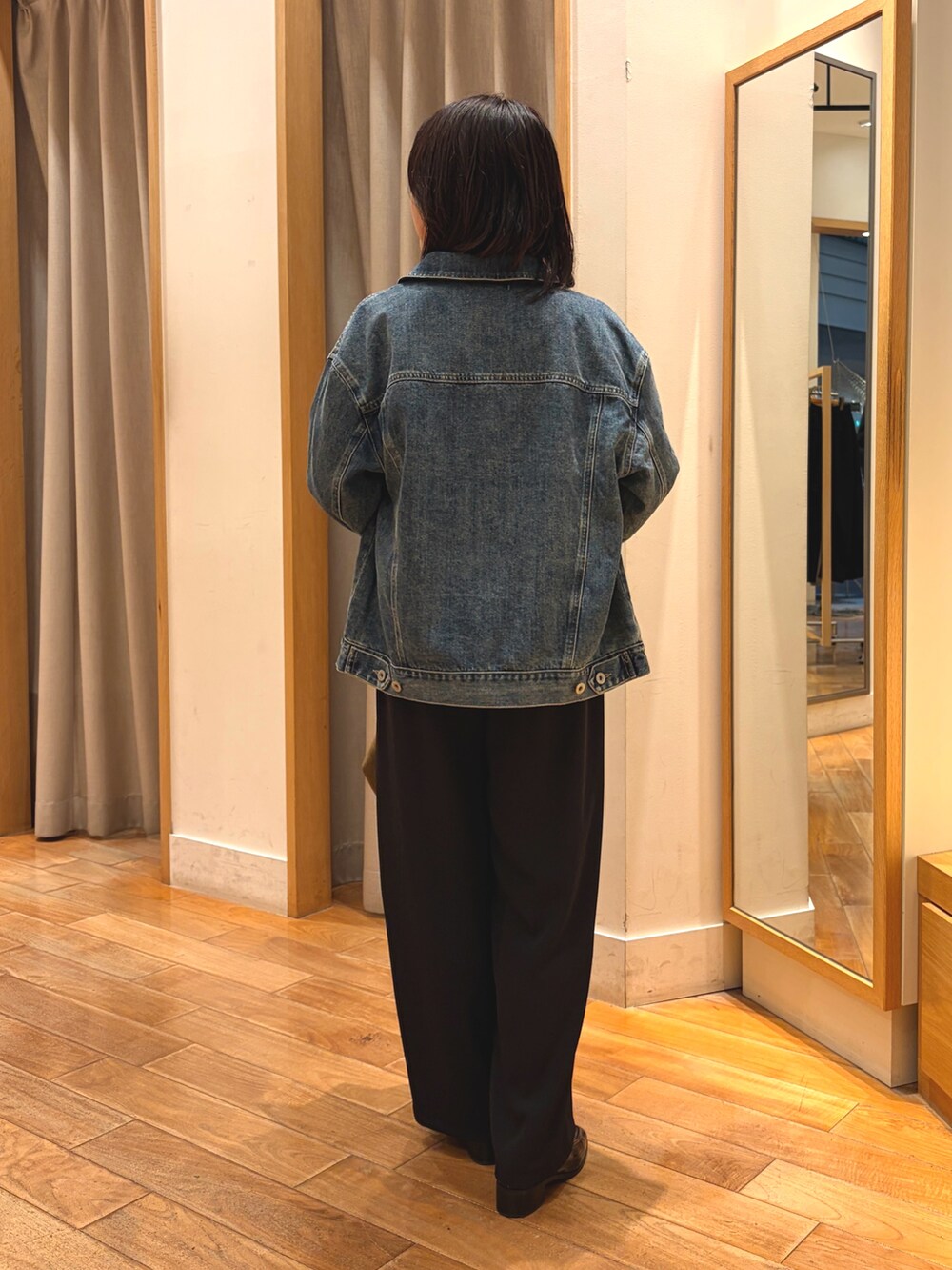 ブラック系のその他パンツ、ブルー系のデニムジャケット、ブルー系のTシャツ/カットソーを着用したレディースの秋コーディネートの7枚目の写真
