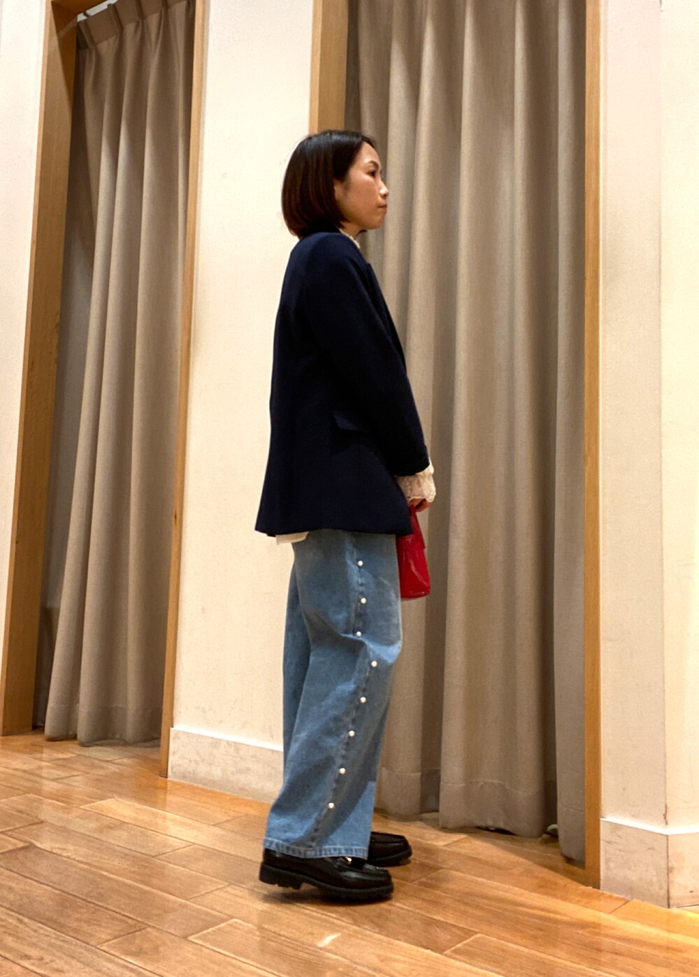 ブルー系のテーラードジャケット、ホワイト系のシャツ/ブラウス、レッド系のショルダーバッグを着用したレディースの春コーディネートの3枚目の写真