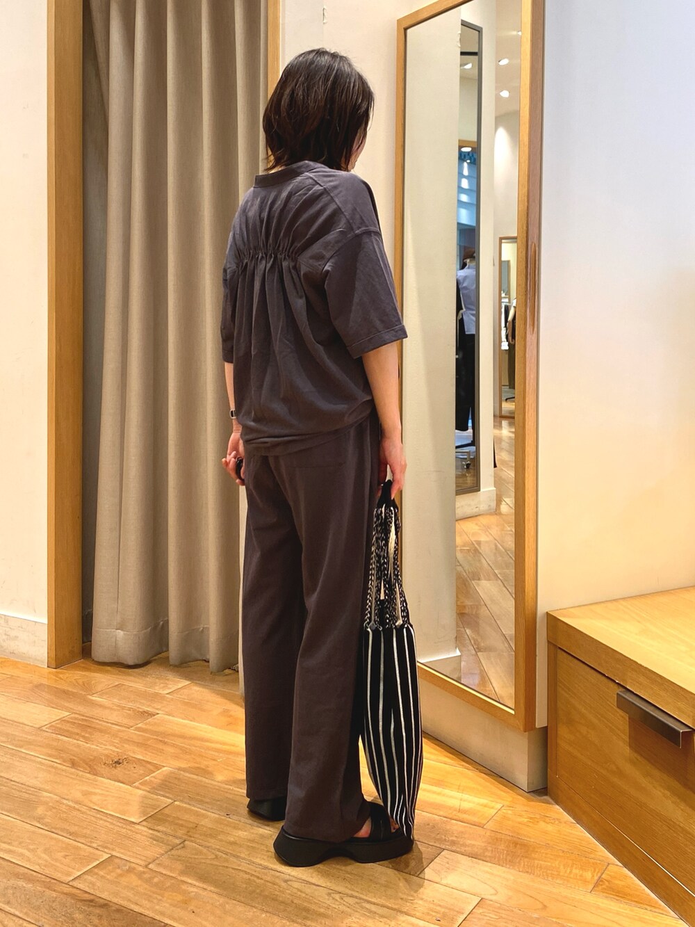 グレー系のその他パンツ、ホワイト系のトートバッグ、グレー系のシャツ/ブラウスを着用したレディースの夏コーディネートの6枚目の写真