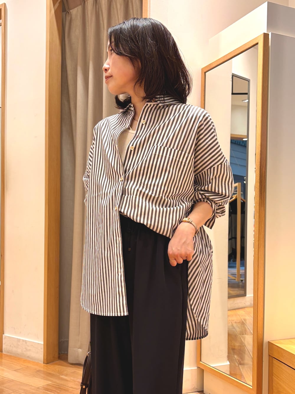 ブラック系のその他パンツ、ブラウン系のシャツ/ブラウス、ブラウン系のボストンバッグを着用したレディースの秋コーディネートの3枚目の写真