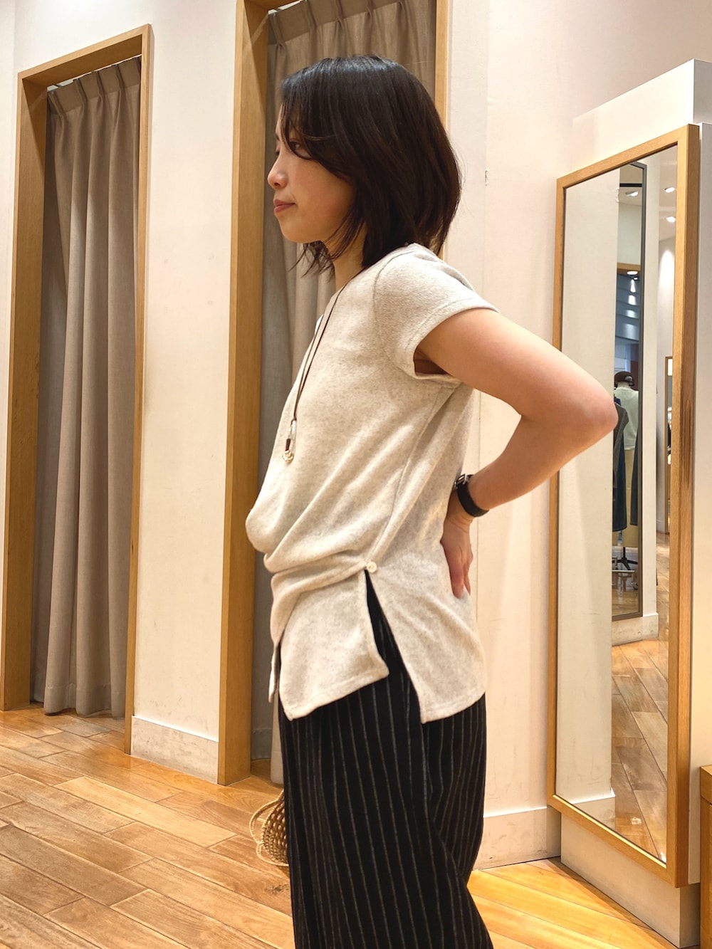 ホワイト系のTシャツ/カットソー、ブラック系のかごバッグ、ブラック系のその他パンツを着用したレディースの夏コーディネートの5枚目の写真