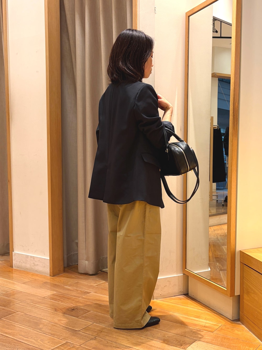 ベージュ系のその他パンツ、ブルー系のテーラードジャケット、ホワイト系のTシャツ/カットソーを着用したレディースの秋コーディネートの7枚目の写真