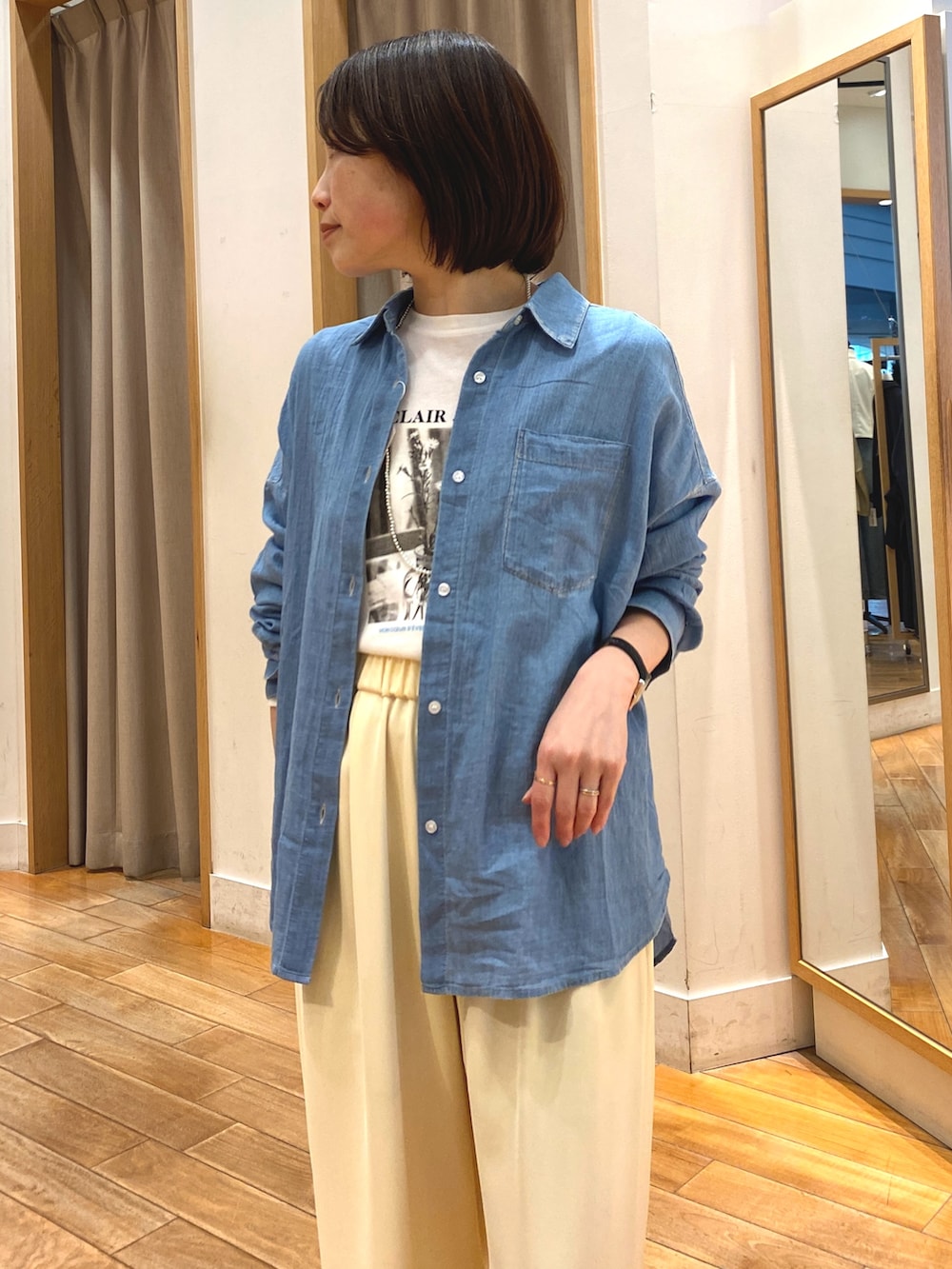 イエロー系のその他パンツ、ホワイト系のTシャツ/カットソー、ブルー系のシャツ/ブラウスを着用したレディースの春コーディネートの3枚目の写真