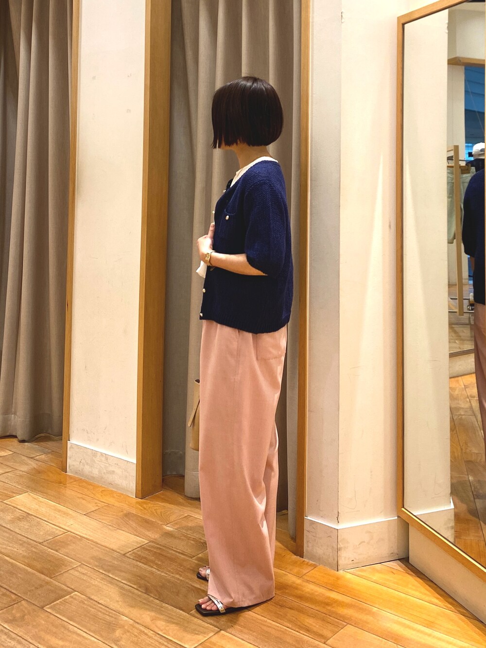 ピンク系のその他パンツ、ベージュ系のショルダーバッグ、ブルー系のカーディガン/ボレロを着用したレディースの春コーディネートの4枚目の写真