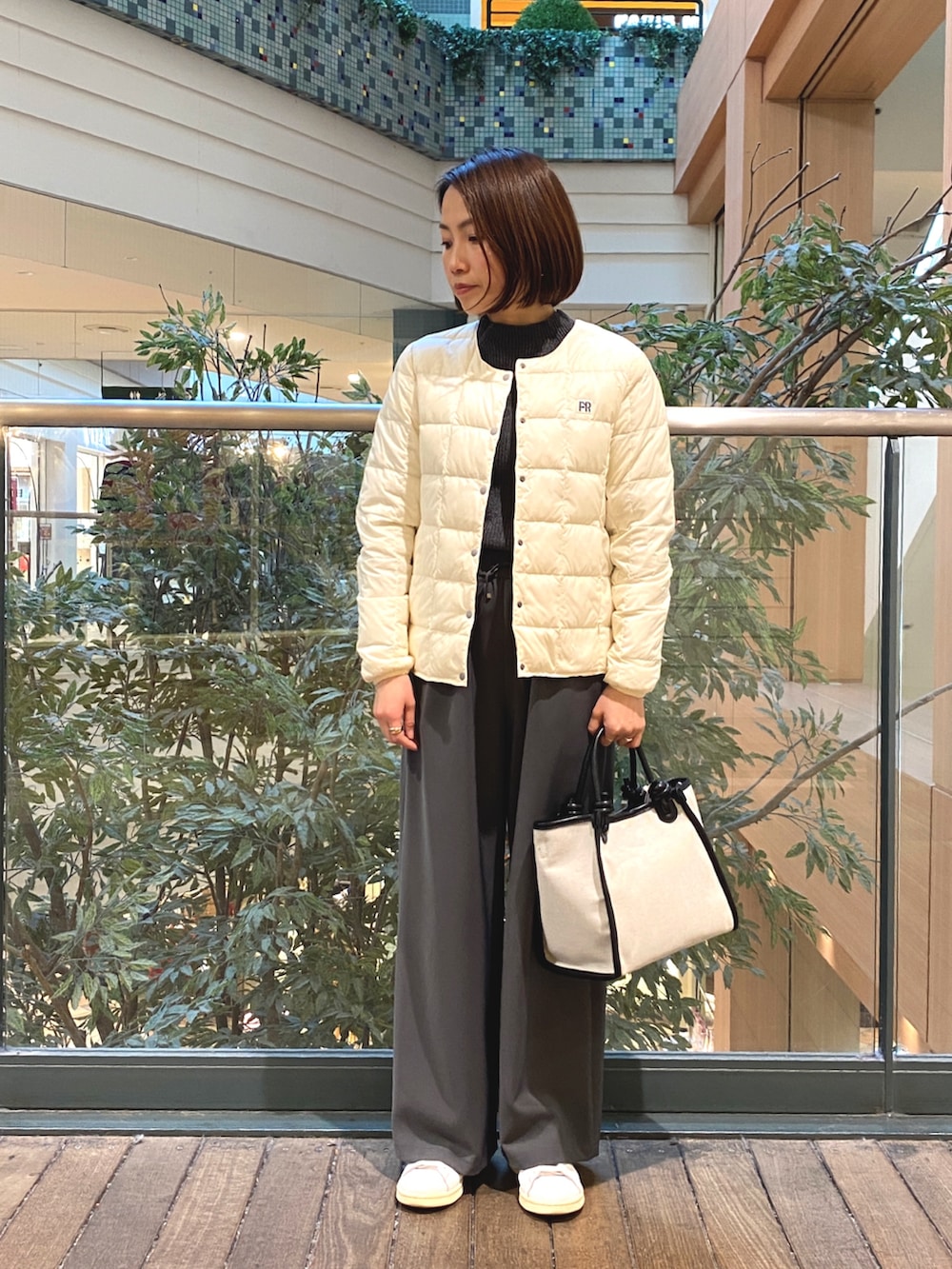 グレー系のその他トップス、ホワイト系のダウンジャケット/コート、グレー系のその他パンツを着用したレディースの冬コーディネートの2枚目の写真