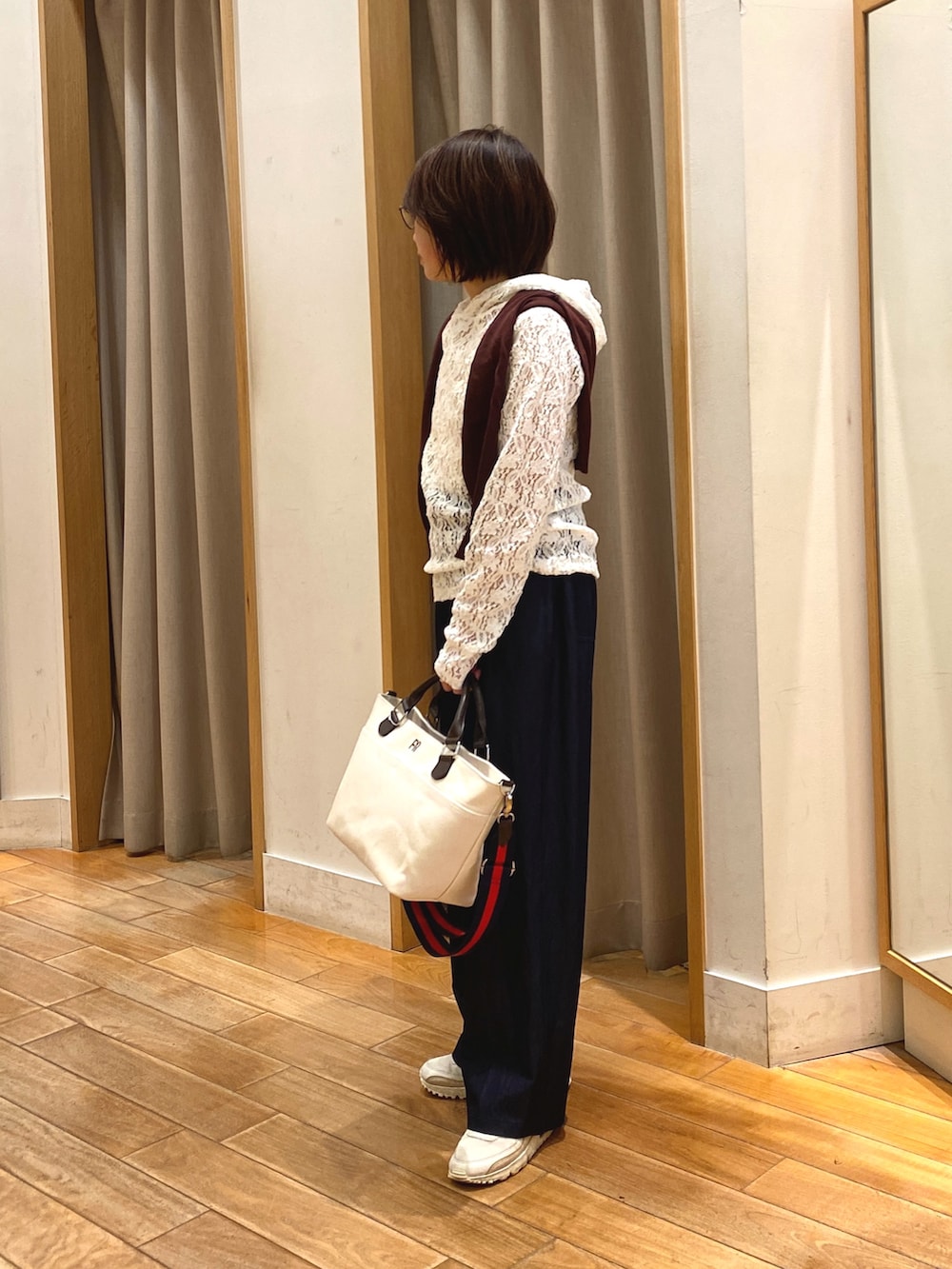 ホワイト系のTシャツ/カットソー、ホワイト系のショルダーバッグを着用したレディースの春コーディネートの3枚目の写真