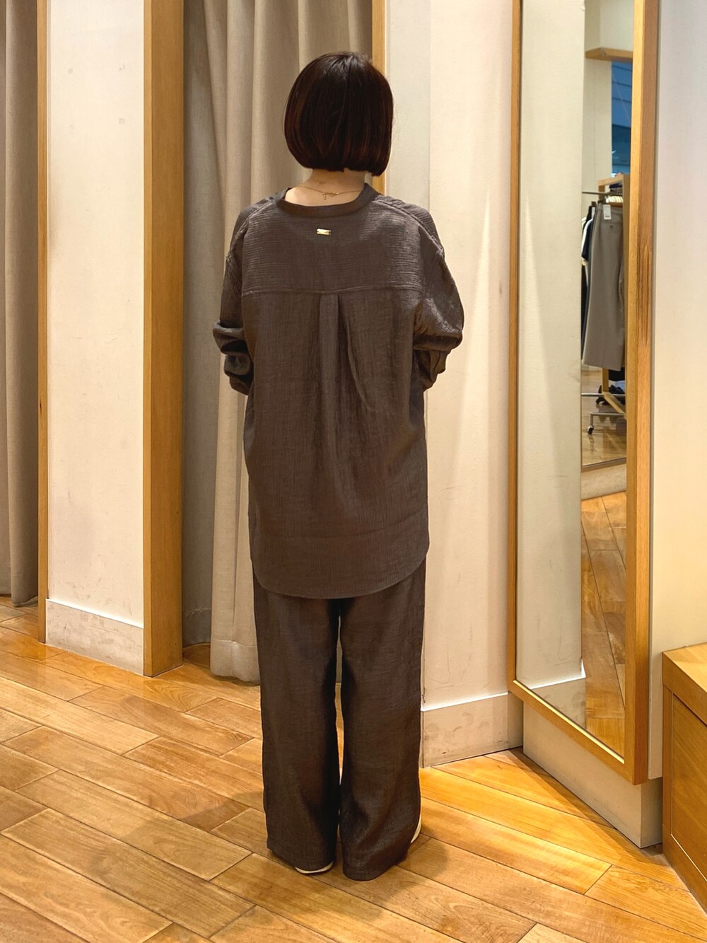 ブラウン系のシャツ/ブラウス、ブラウン系のその他パンツ、ホワイト系のショルダーバッグを着用したレディースの春コーディネートの6枚目の写真