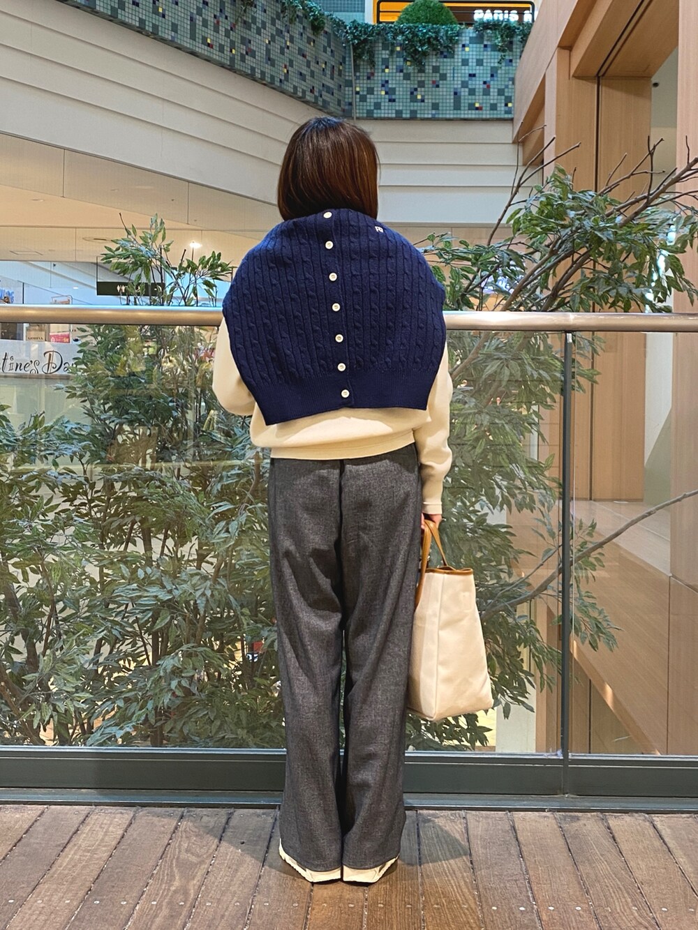 ホワイト系のニット/セーター、ブルー系のニット/セーター、イエロー系のショルダーバッグを着用したレディースの冬コーディネートの5枚目の写真