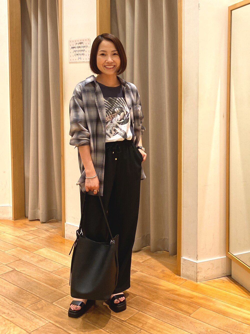 グレー系のシャツ/ブラウス、グレー系のTシャツ/カットソー、ブラック系のショルダーバッグを着用したレディースの夏コーディネートの3枚目の写真