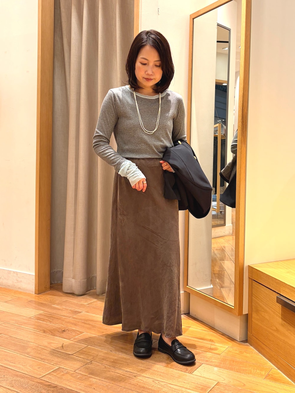 グレー系のTシャツ/カットソー、ブルー系のテーラードジャケット、ブラウン系のボストンバッグを着用したレディースの秋コーディネートの8枚目の写真