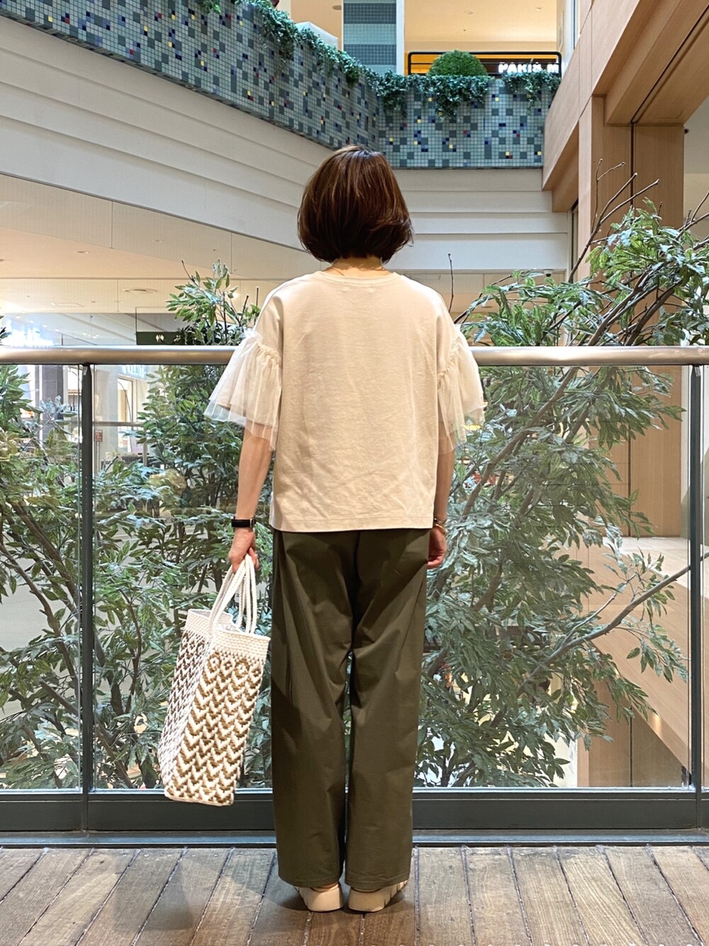 ベージュ系のTシャツ/カットソー、グリーン系のその他パンツ、ゴールド系のネックレスを着用したレディースの夏コーディネートの4枚目の写真